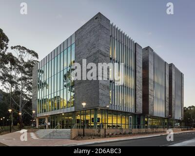 Facciate orientali e meridionali. Università di Wollongong Western Building, Wollongong, Australia. Architetto: HASSELL, 2020. Foto Stock