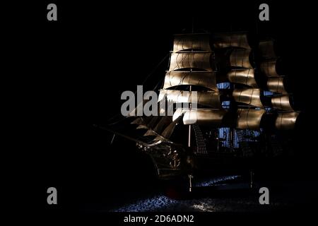 Statuetta di una nave a vela. Un primo piano di una grande nave in colore dorato. Modello di spedizione. Collezione d'arte. Foto di alta qualità Foto Stock