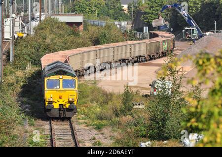 Classe 66 con treno di aggregati nel cantiere di Hitchin, Hertfordshire, Inghilterra, Regno Unito Foto Stock