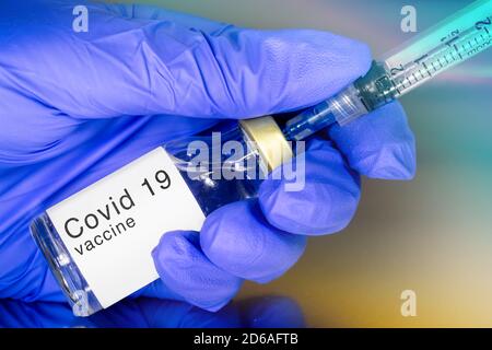 Concetto lotta contro il virus covid-19 corona virus, medico o scienziato in laboratorio con una siringa con vaccini liquidi. Concetto:malattie,medico Foto Stock