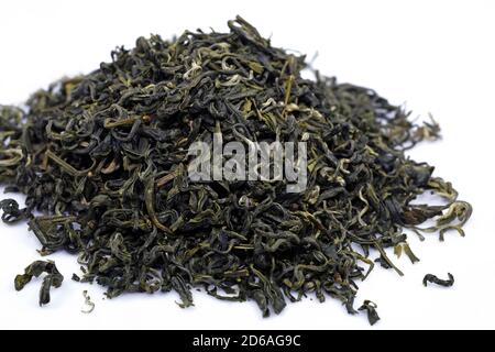 foglie di tè verde secco su sfondo bianco. primo piano di tè verde cinese. tè di alta qualità per la salute. Foto Stock