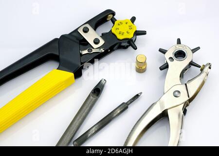 Punzonatrici in metallo con attacchi sostituibili. Dispositivo per la realizzazione di fori in pelle e tessuto. Nel settore della cucitura vengono utilizzati utensili manuali speciali. Foto Stock