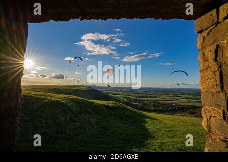 Parapendio che volano sopra il South Downs National Park. Brighton, Sussex orientale. Regno Unito Foto Stock