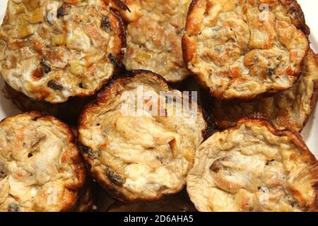 Muffin alle uova, verdure ripieni e formaggio su un piatto Foto Stock
