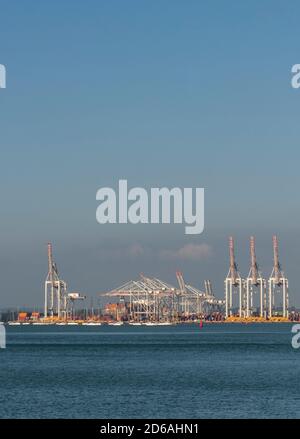 porto di southampton, attracchi di southampton, spedizioni, navi, gru, spazio per la copia, spazio per la copia, grandi banchine, gru al porto di southampton Foto Stock