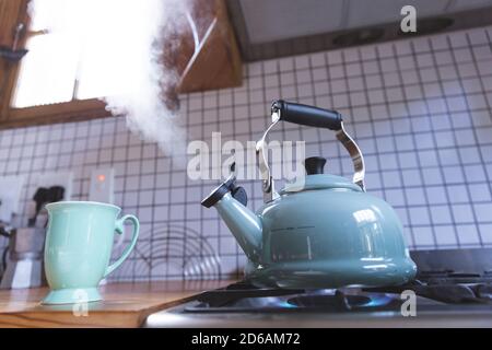 Primo piano del bollitore sul bruciatore a gas in cucina Foto Stock