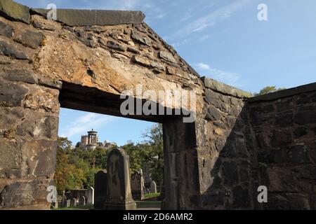 Monumenti e lapidi nel cimitero Old Calton (aperto nel 1718) con Calton Hill dietro, Edimburgo, Scozia. Foto Stock