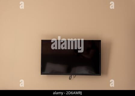 Grande schermo TV su parete beige, sistema di Home Cinema Foto Stock