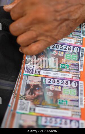 Carri della lotteria con l'immagine di la Llorona nelle mani di un vecchio nel centro di Hermosillo, sonora, Messico. mani vecchie, pelle scura. Vita quotidiana nel centro di Hermosillo, Messico. Fotografia di strada. © (Foto di Luis Gutierrez / Foto Norte) Cachitos de loteria con la imagen de la Llorona en manos de un hombre viejo en el centro de Hermosillo, sonora, Messico. . – manos viejas, piel oscura. Vida cotidiana centro de Hermosillo, Messico fotografia callejera. © (foto di Luis Gutierrez/Norte foto) Foto Stock