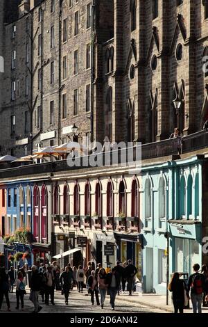 Negozi, turisti e amanti dello shopping a Victoria Street, Edimburgo, Scozia. Foto Stock