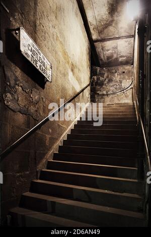 A pochi passi da Victoria Street a Castlehill e il Castello, Edimburgo, Scozia. Foto Stock