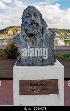 Rouen, Francia - 26 ottobre 2014: Busto di Marco Polo (1254-1324) sul Pont Boieldieu, vicino alla Senna. Foto Stock