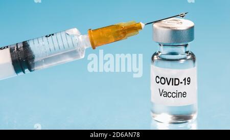 Flaconcino e ago della siringa per il vaccino del coronavirus pronti per l'iniezione. Primo piano Foto Stock