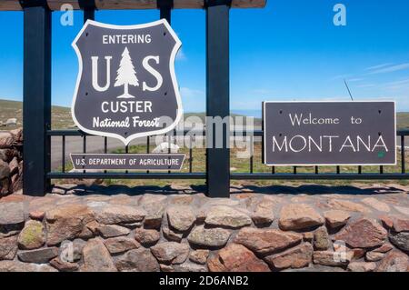 Wyoming, USA - 21 giugno 2016: Cartello di benvenuto del Wyoming alla Shoshone National Forest Foto Stock