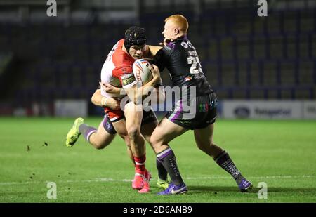 Jonny Lomax di St Helens (a sinistra) è affrontato da Max Jowitt e Josh Wood di Wakefield Trinity (a destra) durante la partita della Betfred Super League all'Halliwell Jones Stadium di Warrington. Foto Stock