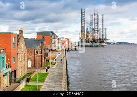 Piattaforma petrolifera, Rowan Gorilla V11, ormeggiato al porto di Dundee, sul fiume Tay, Angus, Scozia. Il carro fa parte della flotta Valaris Foto Stock