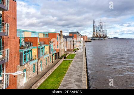 Piattaforma petrolifera, Rowan Gorilla V11, ormeggiato al porto di Dundee, sul fiume Tay, Angus, Scozia. Il carro fa parte della flotta Valaris Foto Stock