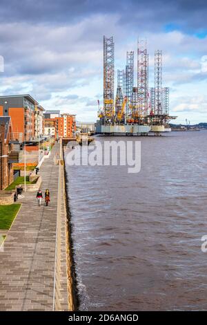 Piattaforma petrolifera, Rowan Gorilla V11, ormeggiato al porto di Dundee, sul fiume Tay, Angus, Scozia. Il carro fa parte della flotta Valaris Foto Stock