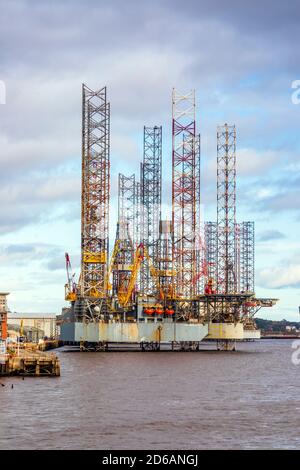 Piattaforma petrolifera, Rowan Gorilla V11, ormeggiato al porto di Dundee, sul fiume Tay, Angus, Scozia. Il carro fa parte della flotta Valaris Foto Stock