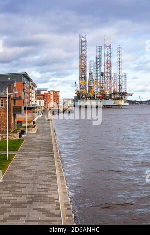 Piattaforma petrolifera, Rowan Gorilla V11, ormeggiato al porto di Dundee, sul fiume Tay, Angus, Scozia. Il carro fa parte della flotta Valaris Foto Stock