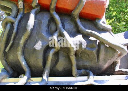 La scultura di Bill Woodrow, indipendentemente dalla storia, fu originariamente installata sul quarto Plinth in Trafalgar Square nel 2000. Foto Stock