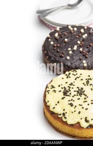 Dolce limone e torta al cioccolato isolato su sfondo bianco. Foto Stock