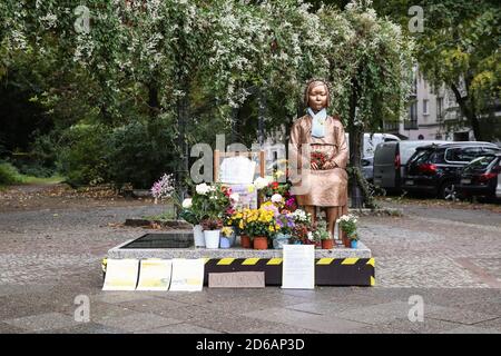 Berlino, Germania. 15 Ott 2020. Foto scattata il 15 ottobre 2020 mostra una statua femminile comfort a Berlino, capitale della Germania. Una statua a Berlino appena eretta da un'associazione tedesca per la storia coreana, la Corea-Verband, alla fine di settembre, sarebbe lasciata per il momento, ha recentemente annunciato l'ufficio distrettuale responsabile. Credit: Xinhua/Alamy Live News Foto Stock