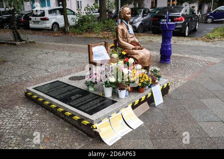 Berlino, Germania. 15 Ott 2020. Foto scattata il 15 ottobre 2020 mostra una statua femminile comfort a Berlino, capitale della Germania. Una statua a Berlino appena eretta da un'associazione tedesca per la storia coreana, la Corea-Verband, alla fine di settembre, sarebbe lasciata per il momento, ha recentemente annunciato l'ufficio distrettuale responsabile. Credit: Xinhua/Alamy Live News Foto Stock