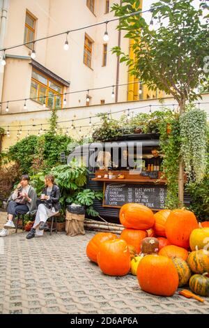 Praga, repubblica Ceca - 09.10.2020: Popolare caffè Botanica a Praga, repubblica Ceca Foto Stock