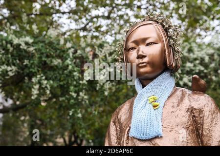 Berlino, Germania. 15 Ott 2020. Foto scattata il 15 ottobre 2020 mostra una statua femminile comfort a Berlino, capitale della Germania. Una statua a Berlino appena eretta da un'associazione tedesca per la storia coreana, la Corea-Verband, alla fine di settembre, sarebbe lasciata per il momento, ha recentemente annunciato l'ufficio distrettuale responsabile. Credit: Xinhua/Alamy Live News Foto Stock