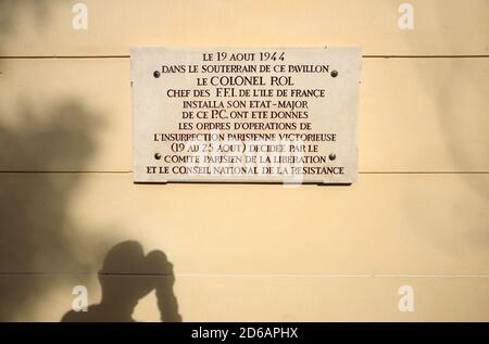 Lapide commemorativa sulla parete del Museo del Liberazione di Parigi indicano dal 08/19/1944 al 08/25/1944 colonnello Rol Tauguy ha usato il bunker undergrounmd della costruzione come un alberino di comando per La liberazione di Paris.Paris.France Foto Stock