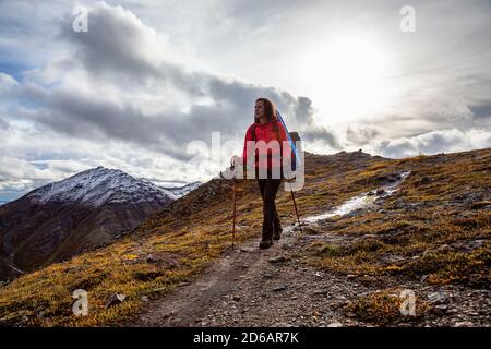 Donna Backpacking nel paesaggio panoramico di montagna Foto Stock