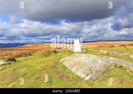 Colonna di triangolazione sul White Edge vicino a Calver, Derbyshire, Peak District National Park, Inghilterra, Regno Unito. Foto Stock