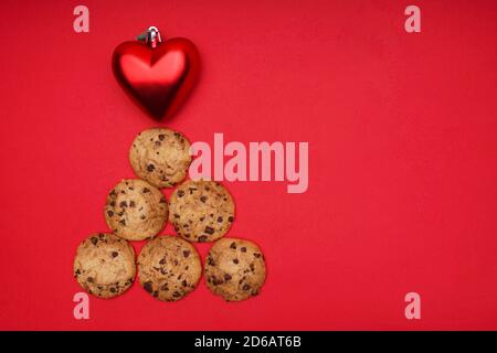 Vista dall'alto di un albero di Natale fatto di schegge di cioccolato biscotti con un ornamento a forma di cuore sulla parte superiore Foto Stock