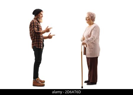 Foto di profilo a lunghezza intera di un ragazzo bearded che parla ad una donna anziana isolata su sfondo bianco Foto Stock