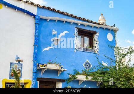 Case dipinte dell'antico borgo Parrini, detta anche Barcellona di Partinico in provincia di Palermo, Sicilia, Italia Foto Stock