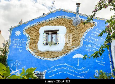 Case dipinte dell'antico borgo Parrini, detta anche Barcellona di Partinico in provincia di Palermo, Sicilia, Italia Foto Stock