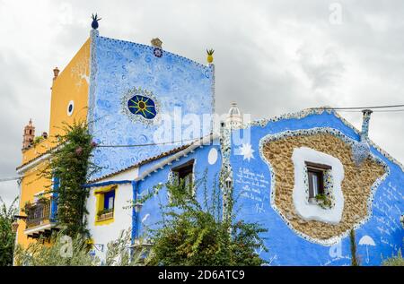 Case dipinte dell'antico borgo Parrini, detta anche Barcellona di Partinico in provincia di Palermo, Sicilia, Italia Foto Stock