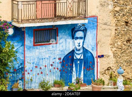 Parrini, Sicilia, Italia - 27 settembre 2020: Dipinto di Frida Kahlo sulle pareti di una vecchia casa nell'antico borgo Parrini, nel comune di P. Foto Stock