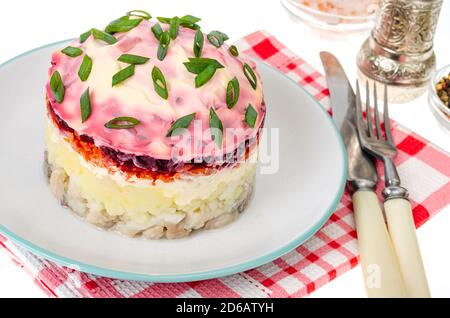 Insalata di verdure con patate, carote, deeti e aringhe con maionese Foto Stock