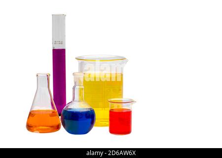 Vetreria da laboratorio con liquidi di diversi colori. Vetreria da laboratorio con liquidi colorati su sfondo bianco. Foto Stock