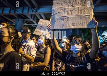 Bangkok, Thailandia. 15 Ott 2020. Una donna dimostratrice pro-democrazia ha visto tenere un cartello mentre si è riunita di fronte alla Royal Thai Police Headquarter durante una dimostrazione anti-governo. Migliaia di manifestanti a favore della democrazia hanno preso le strade all'incrocio di Ratchaprasong, il settore più affollato di Bangkok, chiedendo le dimissioni del primo ministro thailandese. Il primo ministro Prayut Chan-o-cha ha dichiarato lo stato di emergenza e ha vietato le riunioni di più di cinque persone dopo la protesta del 14 ottobre 2020. Credit: SOPA Images Limited/Alamy Live News Foto Stock