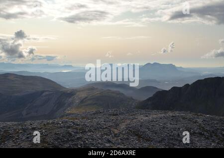 Un paesaggio montano visto da ben More Assynt nelle Highlands scozzesi settentrionali, Gran Bretagna. Foto Stock