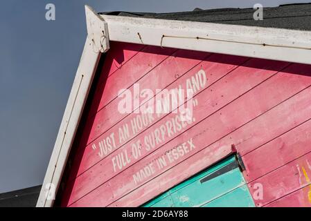 Capanna colorata sul molo di Southend, Southend on Sea, Essex, Regno Unito, con slogan a solo un'ora di distanza e piena di sorprese, facendo riferimento al viaggio dall'aeroporto Foto Stock