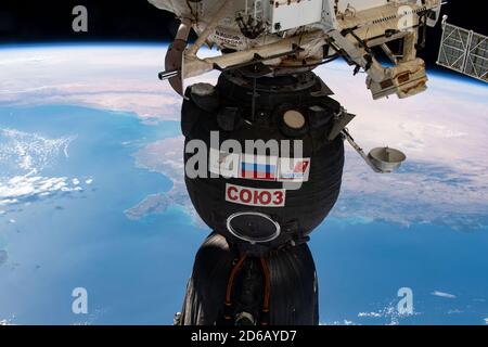 La Soyuz russa, Stati Uniti. , . in orbita terrestre. Spedizione spaziale Internazionale 64 membri dell'equipaggio Sergey Ryzhikov e Sergey Kud-Sverchkov di Roscosmos e dell'astronauta della NASA Kate Rubins iniziano una missione di sei mesi a bordo del laboratorio orbitante. Credit: Planetpix/Alamy Live News Foto Stock