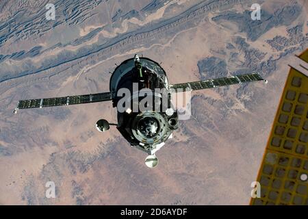 La Soyuz russa, Stati Uniti. , . in orbita terrestre. Spedizione spaziale Internazionale 64 membri dell'equipaggio Sergey Ryzhikov e Sergey Kud-Sverchkov di Roscosmos e dell'astronauta della NASA Kate Rubins iniziano una missione di sei mesi a bordo del laboratorio orbitante. Credit: Planetpix/Alamy Live News Foto Stock