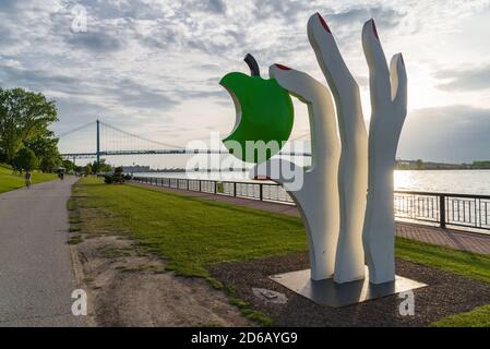 Scultura lungo il lato del fiume di Windsor, ontario. Foto Stock