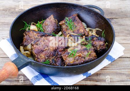 Piatti di carne di fegato. Manzo fritto, fegato di vitello in padella. Foto Stock