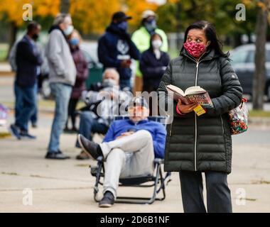 Chicago, Stati Uniti. 15 Ott 2020. Gli elettori aspettano in fila per le prime votazioni fuori da un seggio a Warren Park a Chicago, Illinois, Stati Uniti, il 15 ottobre 2020. Credit: Joel Lerner/Xinhua/Alamy Live News Foto Stock