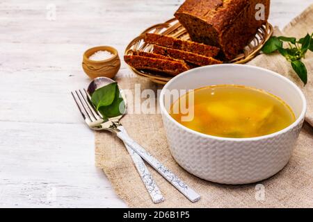 Zuppa di trote con verdure da taglio e pane tostato. Zuppa tradizionale di pesce caldo per uno stile di vita sano. Bianco legno sfondo tavole, primo piano Foto Stock